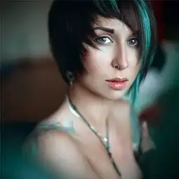 阳光下的少女脸庞