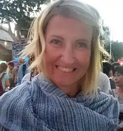 捷克女子离婚后环游世界穿婚纱拍背影