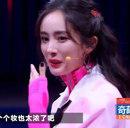 杨幂都34岁了,还学05后穿jk制服,搭配黑袜腿意外嫩成18岁