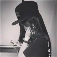 青春活力的女生头像想忘记关于你的一切但力不从心