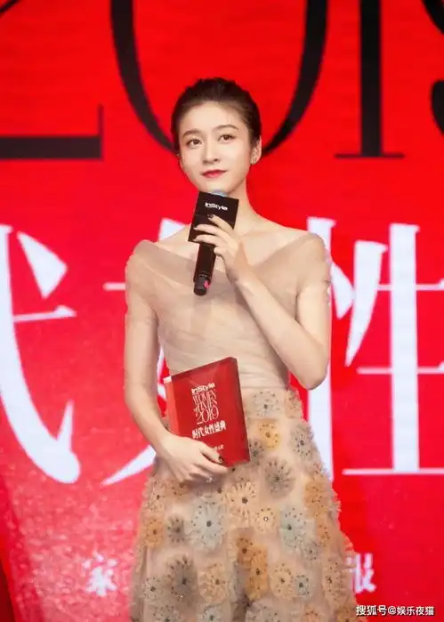 被张雪迎惊艳,穿立体花朵薄纱裙仙气十足,秀精致锁骨优雅迷人