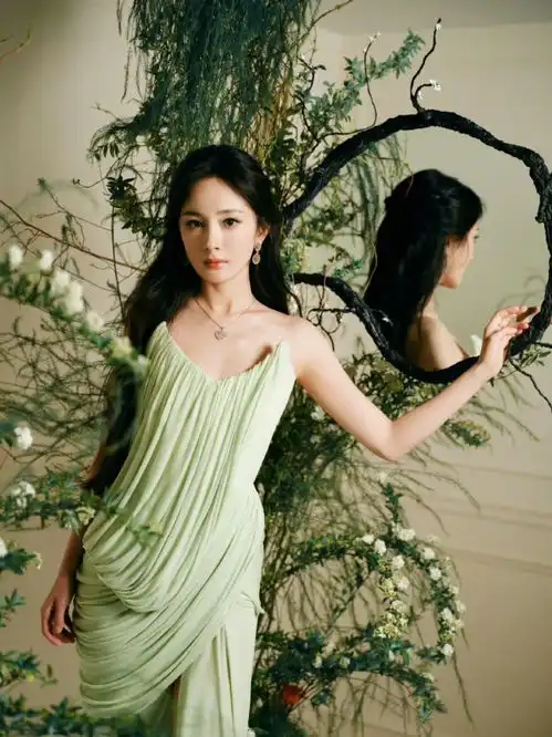 杨幂身着嫩绿开衩裙秒变森林女神大方秀白皙美腿