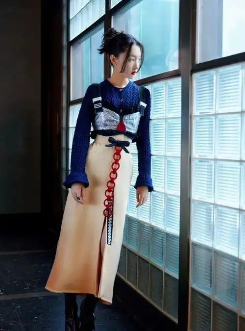杨幂在宋茜身后偷比兔耳美女同框画面养眼