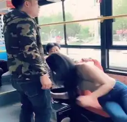 美女靠在车座上睡觉,不料急刹车,想象不到的事情发生了