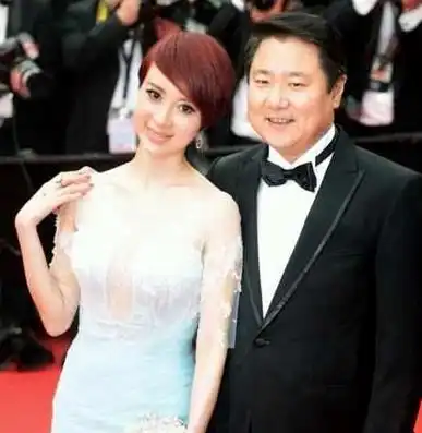 金巧巧与家人庆生画面温馨,45岁皮肤白皙如少女,儿女颜值都超高