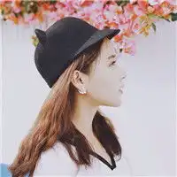 微信头像一个机器人手拿鲜花图片