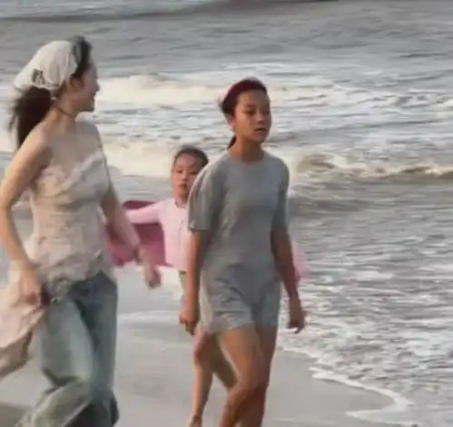 贾乃亮李小璐疑复婚一家三口近况曝光