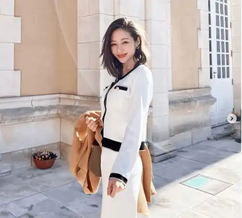 日韩混血女生大秀火辣身材精致穿搭,ins圈粉15万竟是三个孩子的妈妈