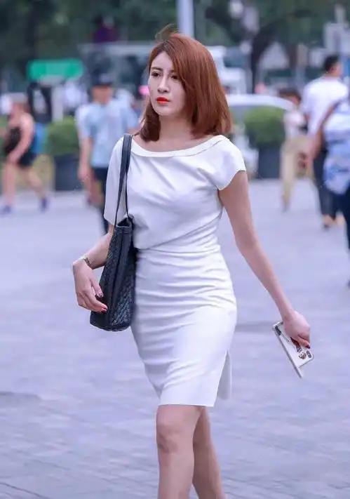 气质美女穿连衣短裙逛街,时髦有型,美出了优雅的感觉