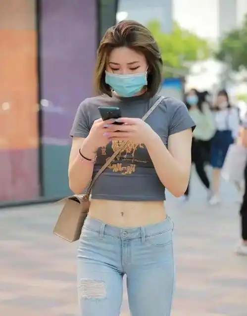 舒适百搭的打底裤衬出美丽的自信感,凸显身材更妩媚,搭配凉鞋