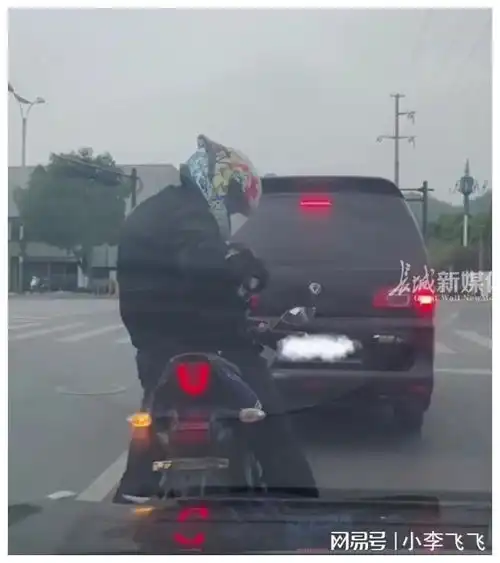 因为按了下喇叭,路怒症女骑手光天化日向司机开枪