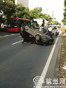 环城北路女司机变道翻车遇公交隔离墩请谨慎驾驶