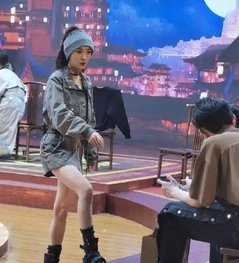 杨幂与张翰录制节目,戴宽发带穿连体裤太帅气,大秀美腿真养眼