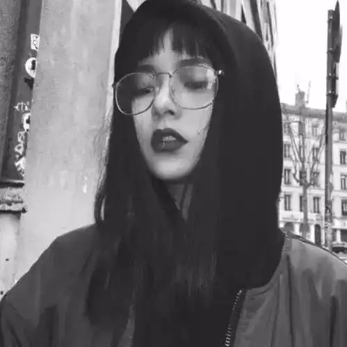 头像丨有时候疏远不是讨厌,而是太喜欢又很无奈