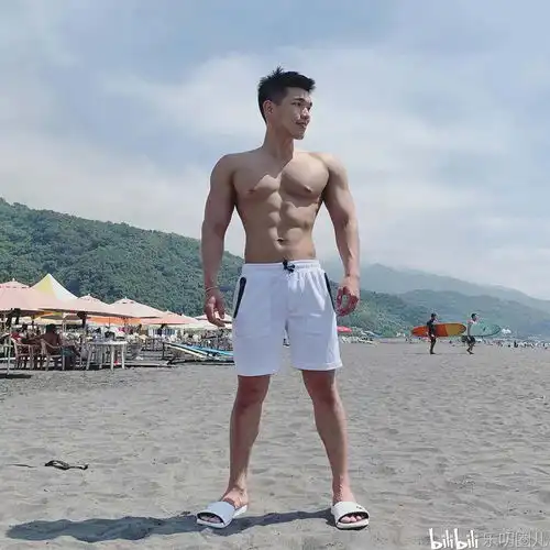 厚实的背肌健硕的胸肌,爱健身的阳光小子励志且有范,为他点赞