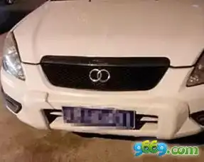 奥迪女司机边开车边玩自拍撞翻收割机