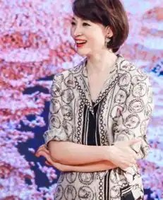 45岁央视一姐董卿近照曝光,转型制作人颜值新高似18岁少女