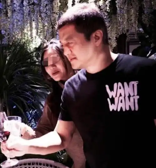 50岁李亚鹏提前办生日宴,美女成群不见海哈金喜,歌手苏醒现身