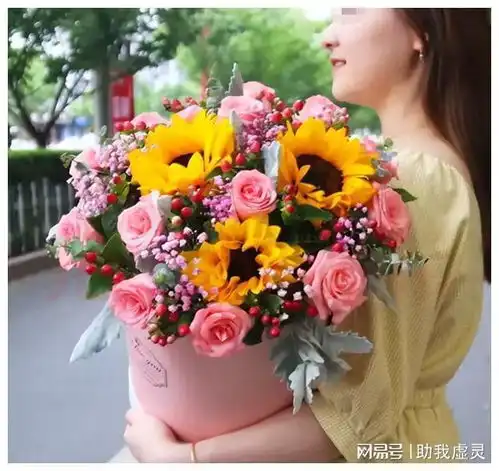 女子被异性送花表白,喊跑腿小哥给闺蜜挨个送去炫耀花好看吧