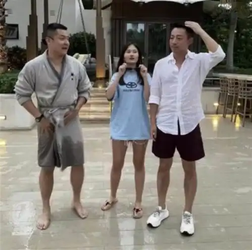 汪小菲现身三亚度假,身边还有女性友人陪伴,离开大s变自由
