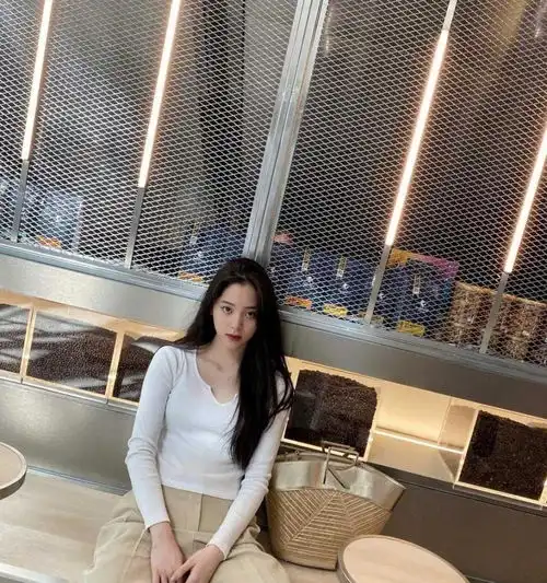 吴昕气质真没得挑,穿卡其色西服配直筒裤走机场,简约又时髦