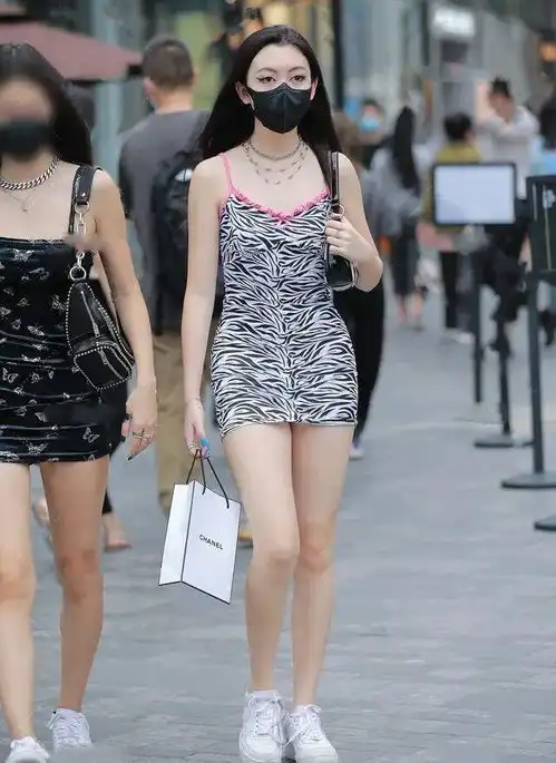 亭亭玉立的连衣裙美女,得体耐看又时尚,衬托精致
