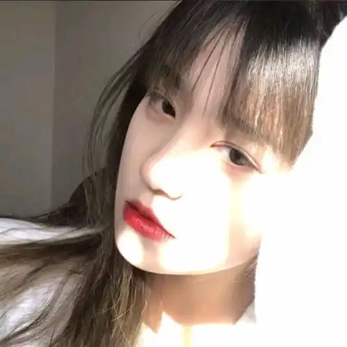 女头他一眨眼,温顺的小鹿有跳动一下,遥远的星星有闪烁一下