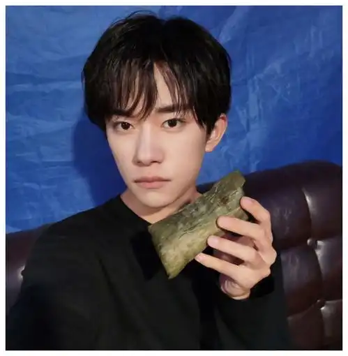 易烊千玺ins更新,摄影烊上线,给个机会吗一起去爬山