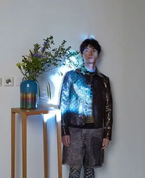 牛骏峰时尚写真曝光,光影中展现成熟型男魅力,装扮潮范儿十足