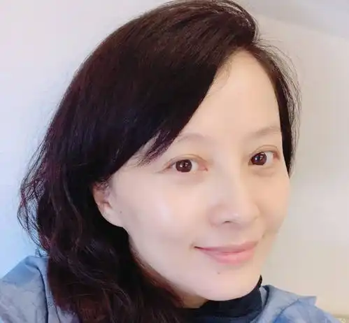 靠装疯卖傻走红,和老公认识6天便结婚,今43岁活成年轻少女