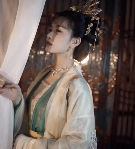 本尊都分不清知名coser化妆成女星,粉丝误以为是真人