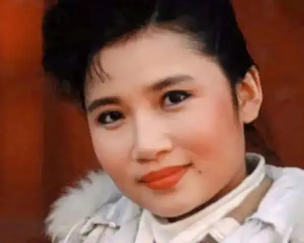 李娜事业巅峰时突然出家,母亲劝阻无果后,选择陪伴女儿修行25年