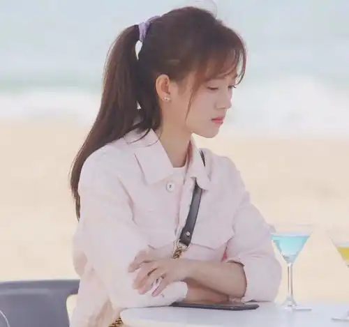 鞠婧祎红衣热舞,变成了性感女郎身材的曲线美也是隐约可见美女网易订阅