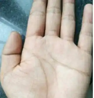 六顺堂风水命好的女人手相,手有四角形,一辈子不缺钱财