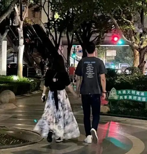 网友偶遇吴永恩,带女友一起吃西餐,爱情甜蜜