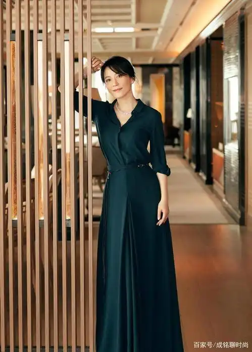 俞飞鸿优雅到了骨子里墨绿衬衫配长裙很端庄,奔五照样魅力四射