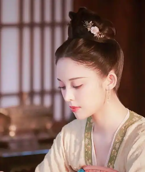 古力娜扎蝴蝶结仙子造型绝,流苏裙仙气飘飘,五官精致太美艳