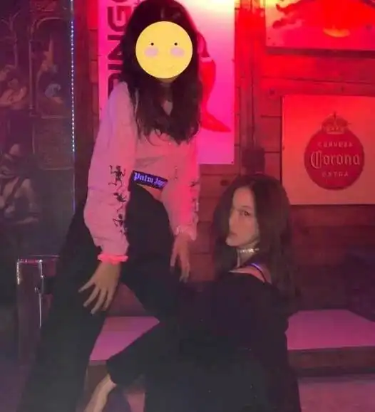 15岁李嫣现身生日派对,长发披肩大秀美腿,颜值逆袭成小美女