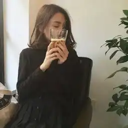 头像女生麦田黑衣服短头发