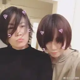 宋仲基手拿婴儿书范冰冰弟弟窦靖童妹妹都出道了