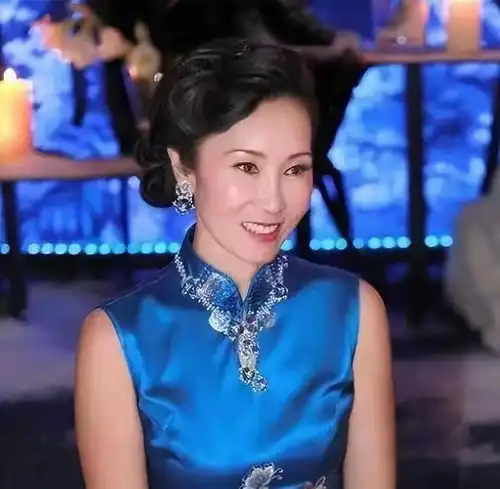 黄一鸣的举止暴露了层次,妈妈出镜更是败笔,难怪王思聪不认闪闪