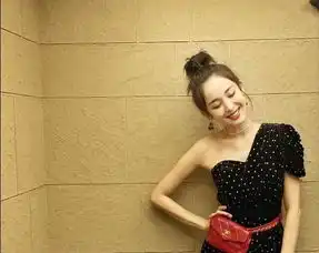 古力娜扎穿贵妇裙,耳朵上小心机意外暴露,藏不住的少女心