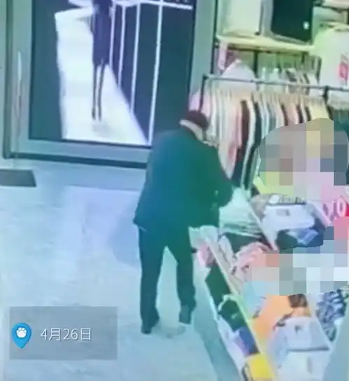 情侣目睹盗窃,男子本不想多管闲事,女友一个举动让他醒悟