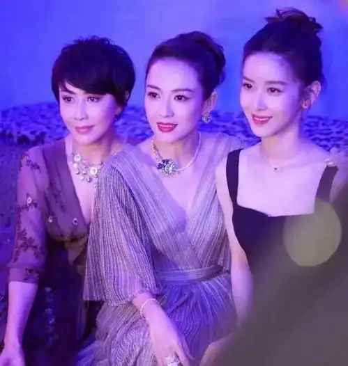章子怡和章泽天合影,气质差距太大被热议,被指像奶奶和孙女