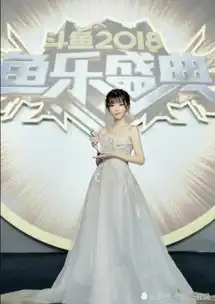 玩英雄联盟的女生都很菜怕是你不知道她们,图4技术高还漂亮