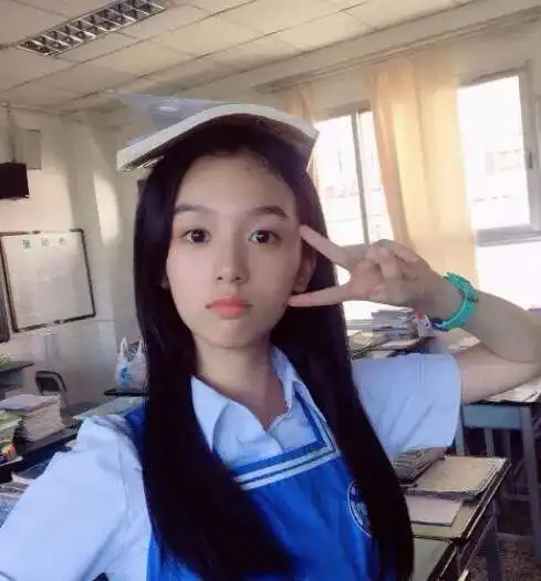最令人深恶痛绝的校花,少年的你之外她是位清纯可爱的妹子