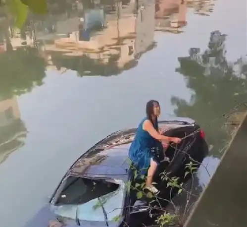 女司机首次驾驶宝马上路,太兴奋冲入河里,上岸后说了这样一句话