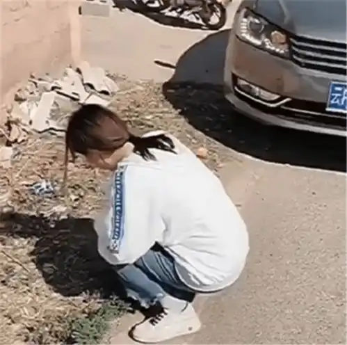23万帕萨特停路边,车主女司机,开车不到半路就晕车,还下车吐了