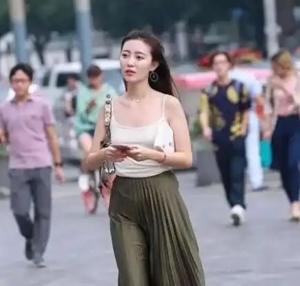 搞笑段子妹纸无聊跟别人去舞厅,妹纸不会跳舞第一次去