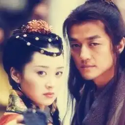 她家世显赫从小就如公主一般,年近50虽然单身,却活成20岁的少女